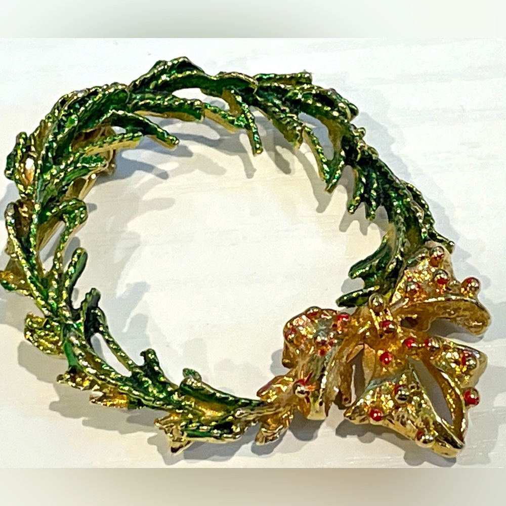 🎄 🎅🏼 Vintage gold tone wreath with bow pin holiday Christmas